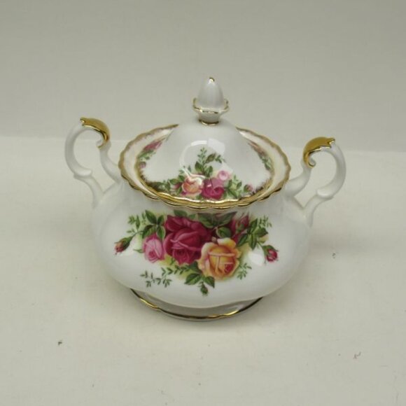Royal Albert China OLD COUNTRY ROSES Two-Handled Sugar Bowl with Lid 1962 - Picture 1 of 5
